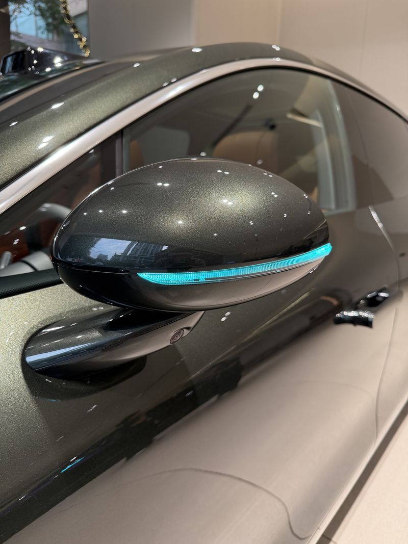 Turquoise lights on side mirrors